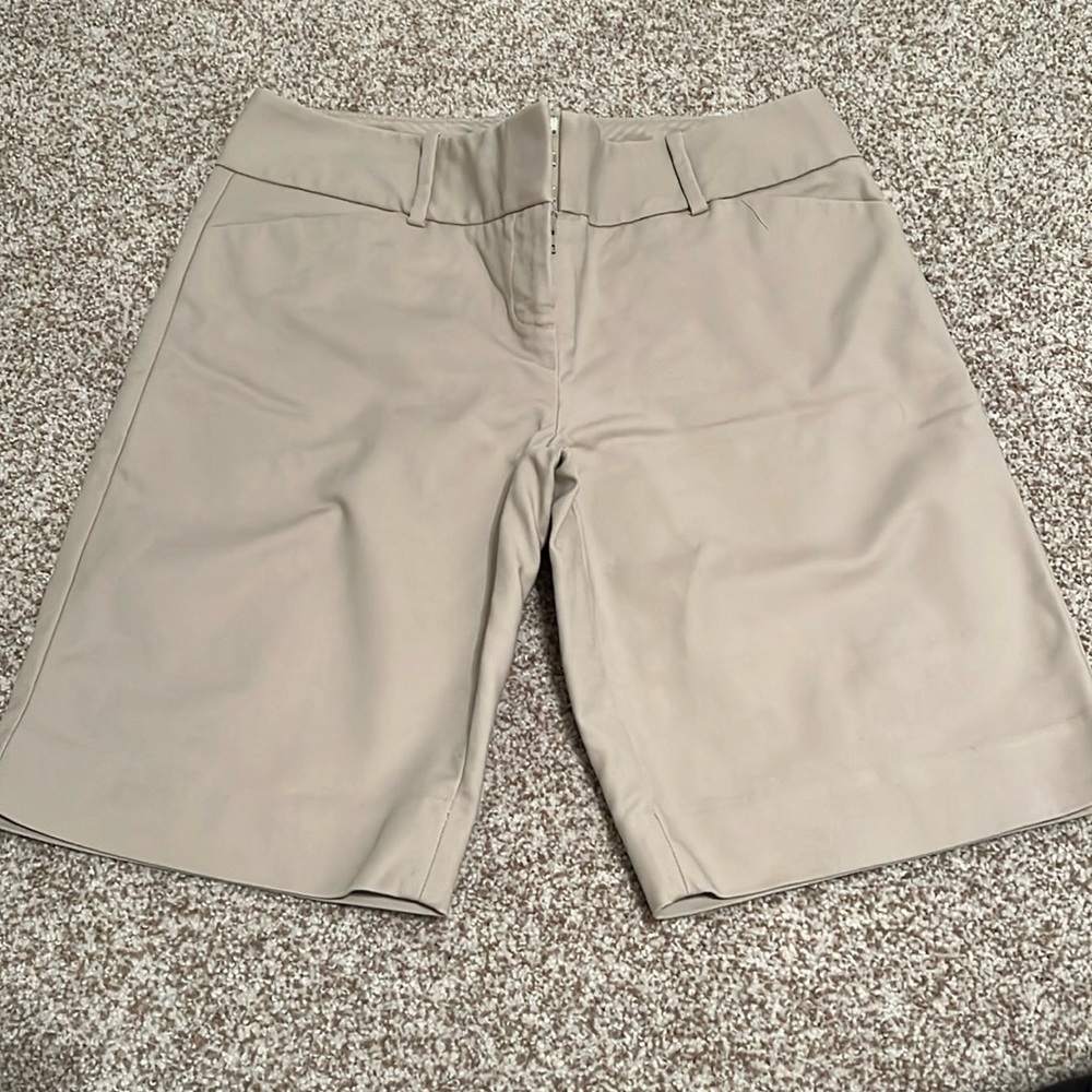 NWOT Outback Red women’s khaki dress shorts, size 4